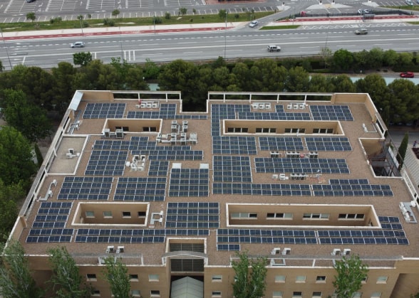 Paneles fotovoltaicos en el techo de la Universidad de Jaén