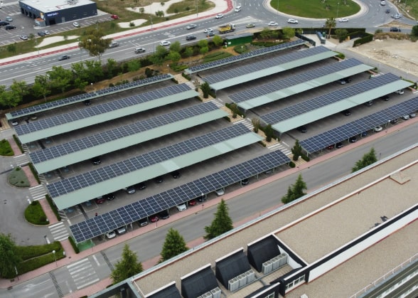 pannelli fotovoltaici su pensiline di un parcheggio