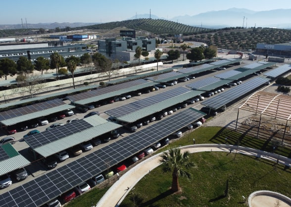 pannelli fotovoltaici su pensiline di un parcheggio