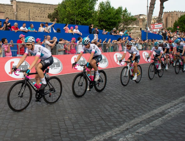 Ciclistas durante la carrera - Etapa del Giro de Italia 2018 en Roma