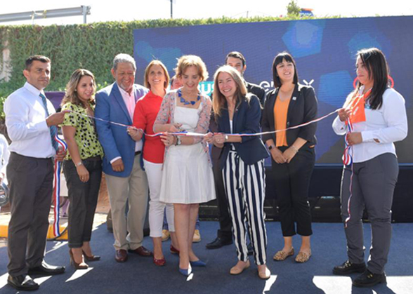 Gruppo di persone che effettua il taglio di un nastro durante l'inaugurazione di un terminal elettrico in Cile
