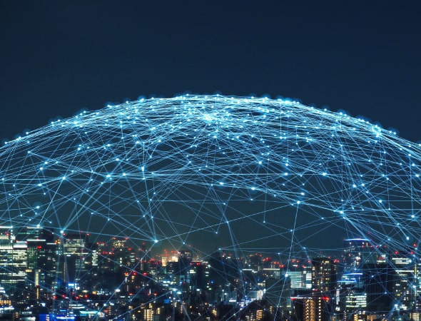 Redes de conexión que crean un globo terráqueo sobre la ciudad