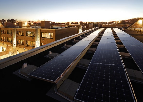 Pannelli fotovoltaici su un tetto di un edificio