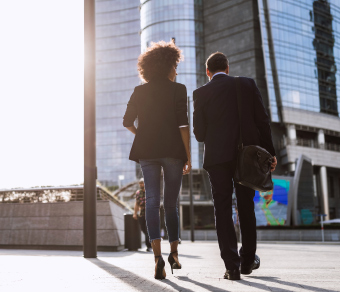 Un uomo e una donna di spalle che camminano