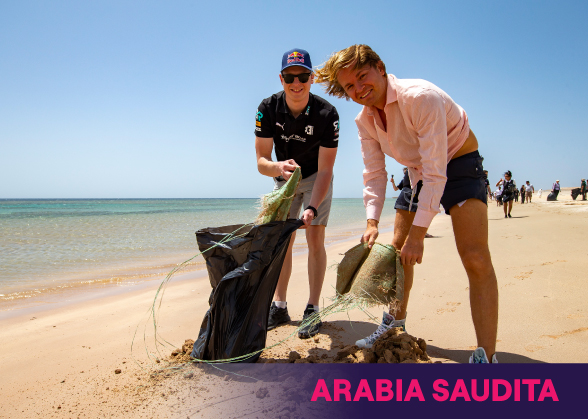 Due uomini che puliscono la spiaggia in Arabia Saudita