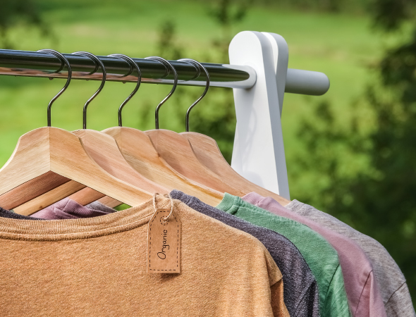Ropa expuesta en un escaparate (green) verde, concepto de economía circular en la industria de la moda