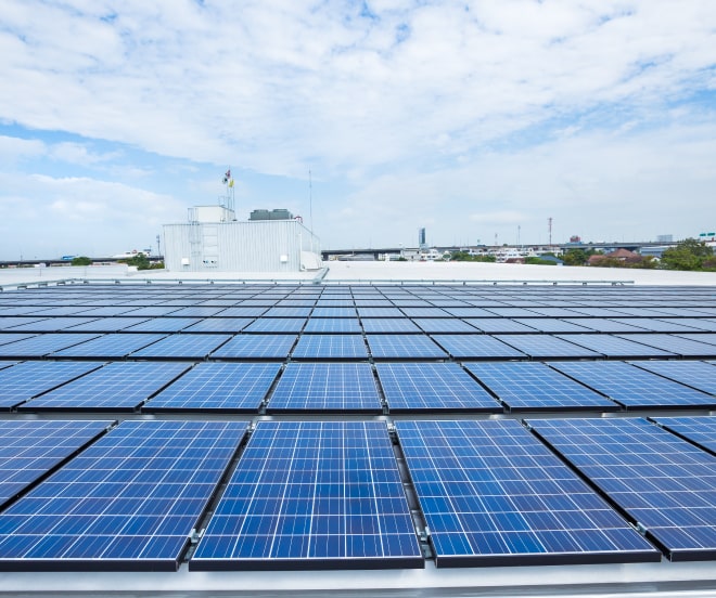 Paneles solares en el tejado de un edificio