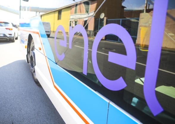 Detalle del logotipo de Enel X en el autobús eléctrico
