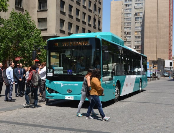 Autobus elettrico su una strada di Santiago del Cile
