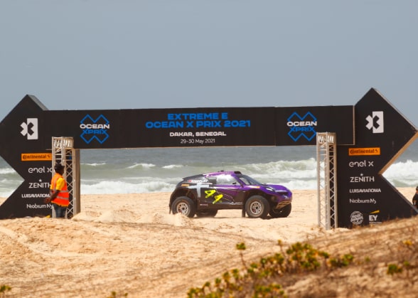 Coches compitiendo durante el campeonato Extreme E