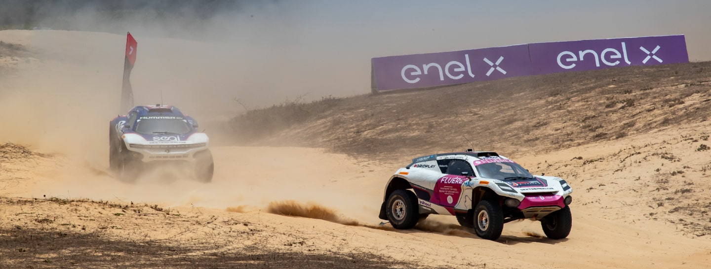 Conductoras mujeres compiten con SUV eléctricos en el desierto