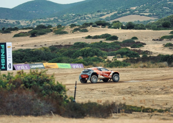 Extreme-E-SUVs-race-in-Sardinia