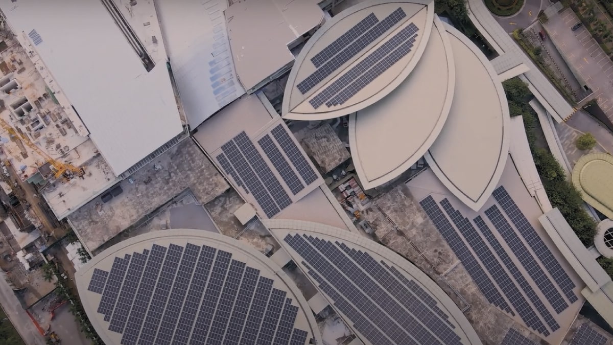vista dall'alto di edifici con pannelli solari sul tetto