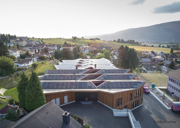 fotovoltaici sul tetto di una scuola